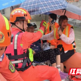 视频丨87岁老人因暴雨被困家中 株洲消防紧急转移