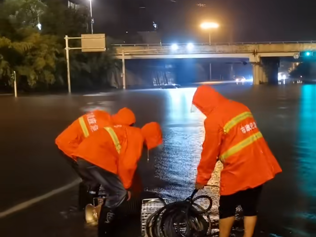 暴雨突袭！株洲城管昼夜奋战防汛一线