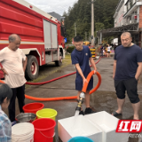 炎陵县：消防大队紧急行动 消防车化身“送水车”解民忧