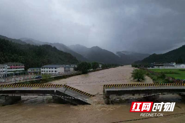 巡查中，炎陵G106中村桥摇摇欲坠 抢险人员果断封桥避险