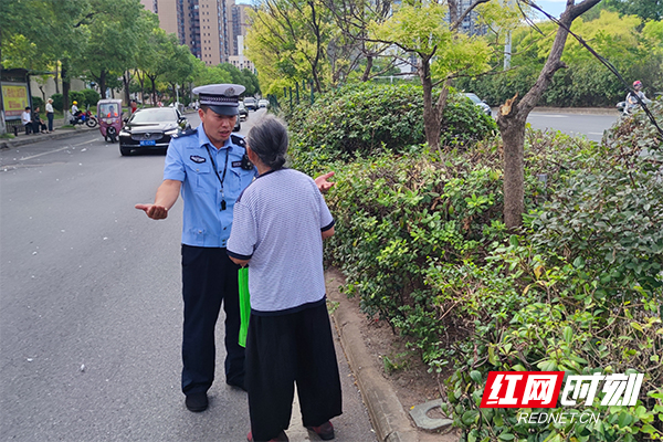 石峰交警加强道路巡逻 劝阻横穿马路违法行为