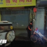 街边店面浓烟滚滚 渌口巡警紧急救助