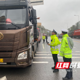 10分钟内 株洲交警在这条路上拦下30多辆大货车