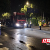 株洲荷塘交警凌晨出击 再次查获违法“百吨王”