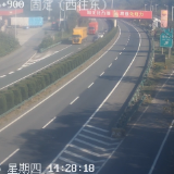 疲劳驾驶惹祸 小车失控横跨三条车道撞上高速护坡