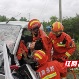 货车“咬人”司机被困 株洲消防迅速破拆营救