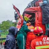 视频丨雨天高速追尾被困 株洲消防上演急速营救