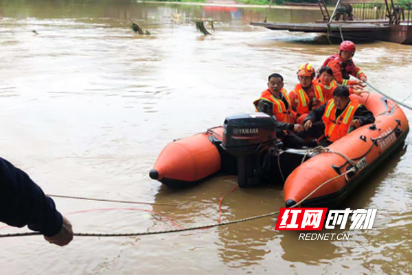 暴雨引发河道涨水三人被困河中央 醴陵消防紧急救援