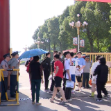 考生家长跑步21.1公里 用“半马”祝福孩子“马到成功”