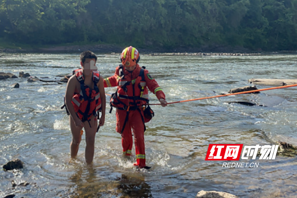 “熊孩子”下河野泳被困河中 醴陵消防成功救出三人