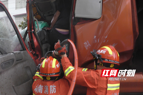 突发车祸驾驶员被困 醴陵消防9分钟快速救出