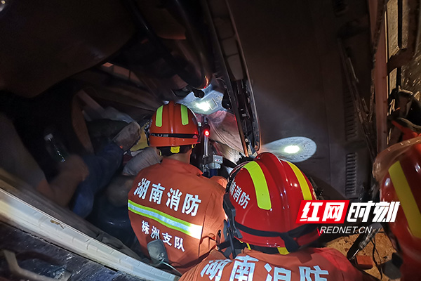 水泥泵车发生侧翻 茶陵消防紧急救出被困人员