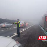 今年首场浓雾来袭 株洲高速交警通宵鏖战保平安