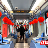株洲：公交车里猜灯谜 一路欢喜闹元宵