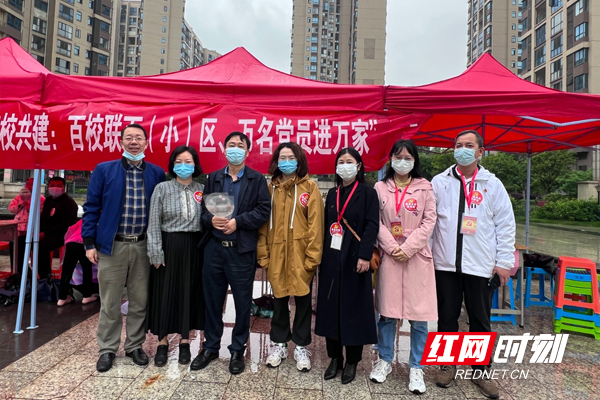 株洲市二中开展“百校联百（小）区 万名党员进万家”主题党日活动