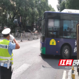 株洲：护航高考 交警同行
