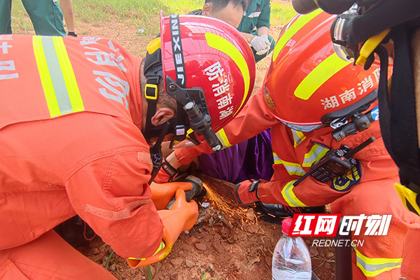 工人不慎坠落两根钢筋插入体内 攸县消防紧急救援