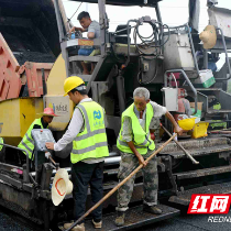 雷打石至谭家山公路正加紧摊铺路面