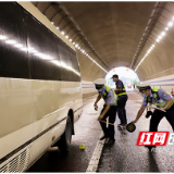 省高警局株洲支队联合多部门开展高速公路隧道突发事件处置演练