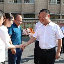 渌口区委书记李晓彤看望慰问教师代表