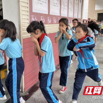 晨荷小学开展火灾逃生疏散演练