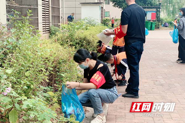 莲塘小学：“志愿红”扮靓整洁社区