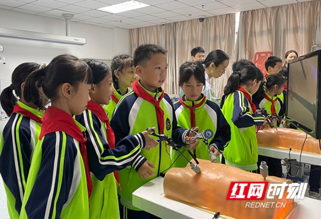了解医学奥秘 55名学生走进市中心医院体验模拟医疗场景
