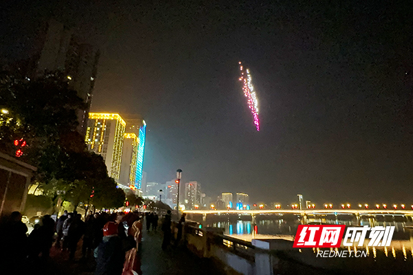 炫酷！500架无人机灯光秀点亮株洲夜空