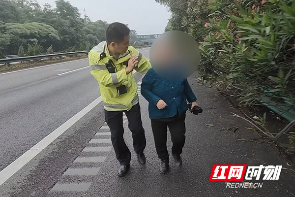 湖南株洲：老人误入高速 民警及时救助