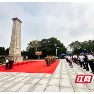 缅怀先烈 株洲市举行向烈士敬献花篮仪式