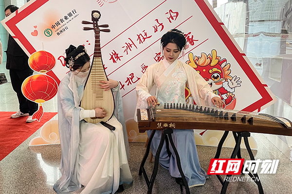 新春走基层丨株洲：高铁站里服装主题“快闪秀”送祝福 返乡人群感受浓浓年味