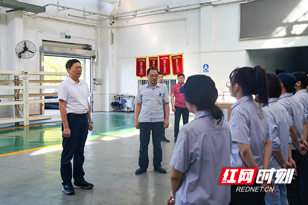 送清凉鼓干劲 株洲市总工会走访慰问高温下奋战一线的劳动者