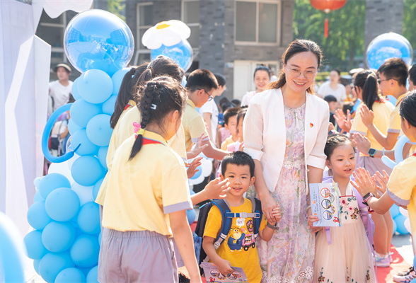 你好，新学期丨天元区白鹤学校开放日 1000余名小一新生欢乐游园