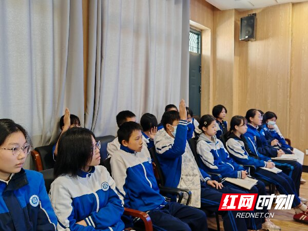 天元区隆兴中学召开“同心·前行”校长信箱月度回复会