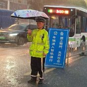 视频丨致敬！株洲暴雨中的一抹“荧光黄”