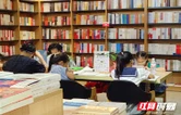 组图丨假期阅读兴趣浓 株洲市新华书店神农城店日均客流量约5千人次