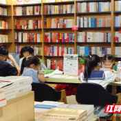 组图丨假期阅读兴趣浓 株洲市新华书店神农城店日均客流量约5千人次