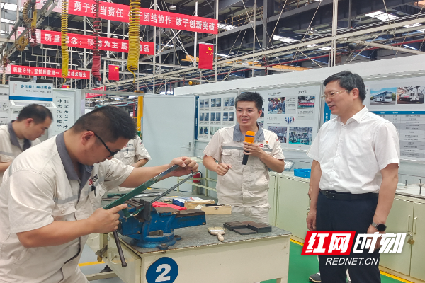 关爱“零距离” 株洲市总工会走访慰问高温下奋战一线的劳动者