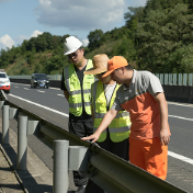 高温下的奋斗者①丨高速养护人：烈日下的“道路医生”，守护千万车轮安全