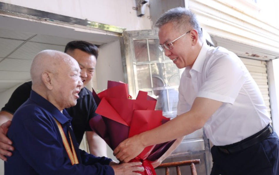 曹慧泉陈恢清等株洲市领导走访慰问抗战老战士老同志