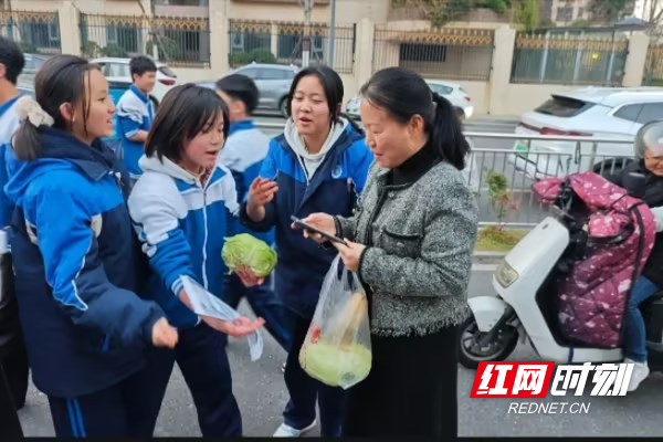 天元区隆兴中学开展爱心义卖活动