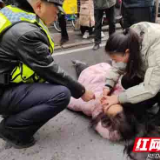 市民街上突发癫痫 你跪地救人的样子真美