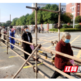 攸县：连夜搭建130米钢架通道 护市民安全检测