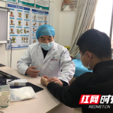 2小时路程不退“医者仁心” 退休医生发挥余热 