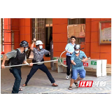 体育路中学：防暴演练进校园 筑起安全第一线