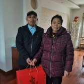 龙泉小学党支部为退休和困难教职工送温暖送祝福