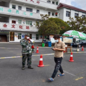 撑起疫情防控“保护伞”仙庾岭村志愿者在行动