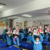 庆云山小学为学生发放“防疫包”