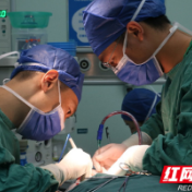 右耳前皮肤溃烂两年他没当回事 一查竟是癌