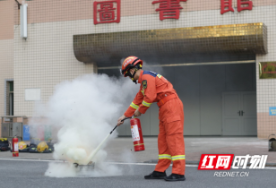 穿消防服 用灭火器 景弘学子开学消防体验值拉满